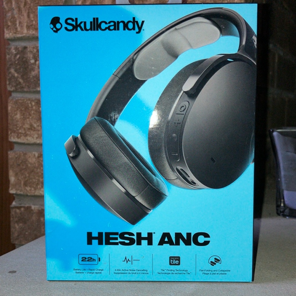 Skullcandy Headphone NIB / iPhone android compatible headset noise blocking